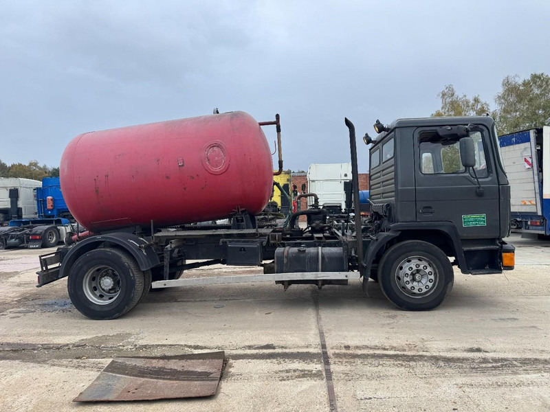 MAN 18.232 (8000 L / 6 CYLINDER WITH MANUAL PUMP / STEEL SUSPENSION) - Asenizatorius: foto 4 MAN 18.232 (8000 L / 6 CYLINDER WITH MANUAL PUMP / STEEL SUSPENSION) - Asenizatorius: foto 4
