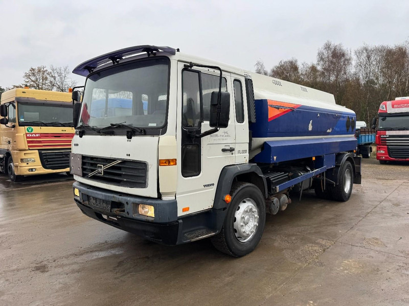 Volvo FL 6 - 220 (11000 L / 2 COMPARTMENTS / 18 TON / MANUAL GEARBOX / PERFECT) - Autocisterna: foto 1 Volvo FL 6 - 220 (11000 L / 2 COMPARTMENTS / 18 TON / MANUAL GEARBOX / PERFECT) - Autocisterna: foto 1