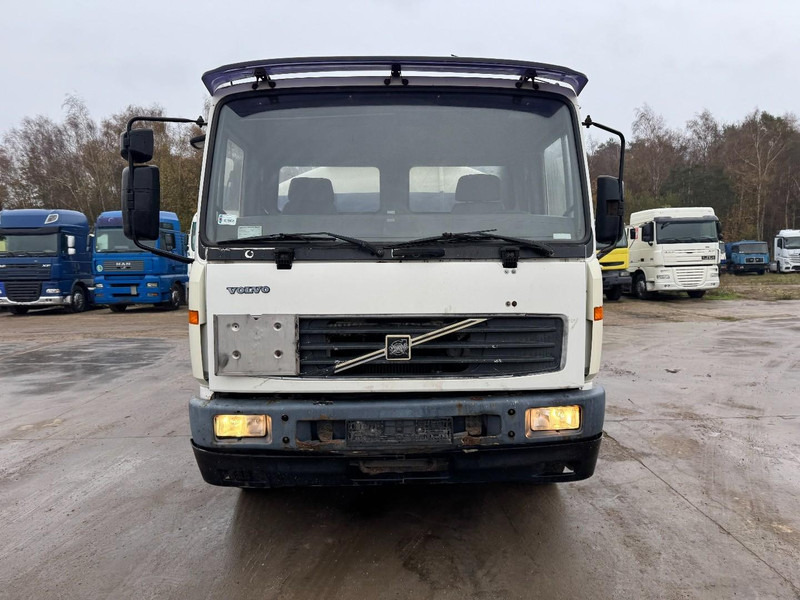 Volvo FL 6 - 220 (11000 L / 2 COMPARTMENTS / 18 TON / MANUAL GEARBOX / PERFECT) - Autocisterna: foto 2 Volvo FL 6 - 220 (11000 L / 2 COMPARTMENTS / 18 TON / MANUAL GEARBOX / PERFECT) - Autocisterna: foto 2