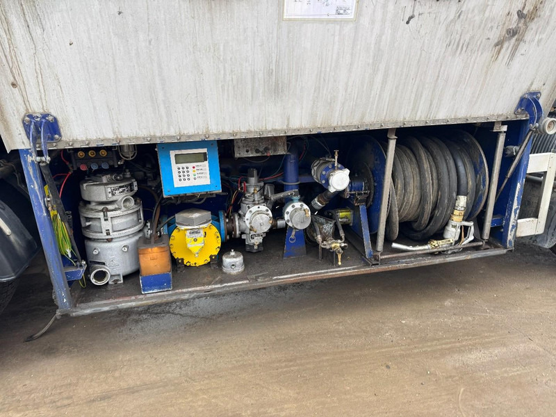 Volvo FL 6 - 220 (11000 L / 2 COMPARTMENTS / 18 TON / MANUAL GEARBOX / PERFECT) - Autocisterna: foto 5 Volvo FL 6 - 220 (11000 L / 2 COMPARTMENTS / 18 TON / MANUAL GEARBOX / PERFECT) - Autocisterna: foto 5