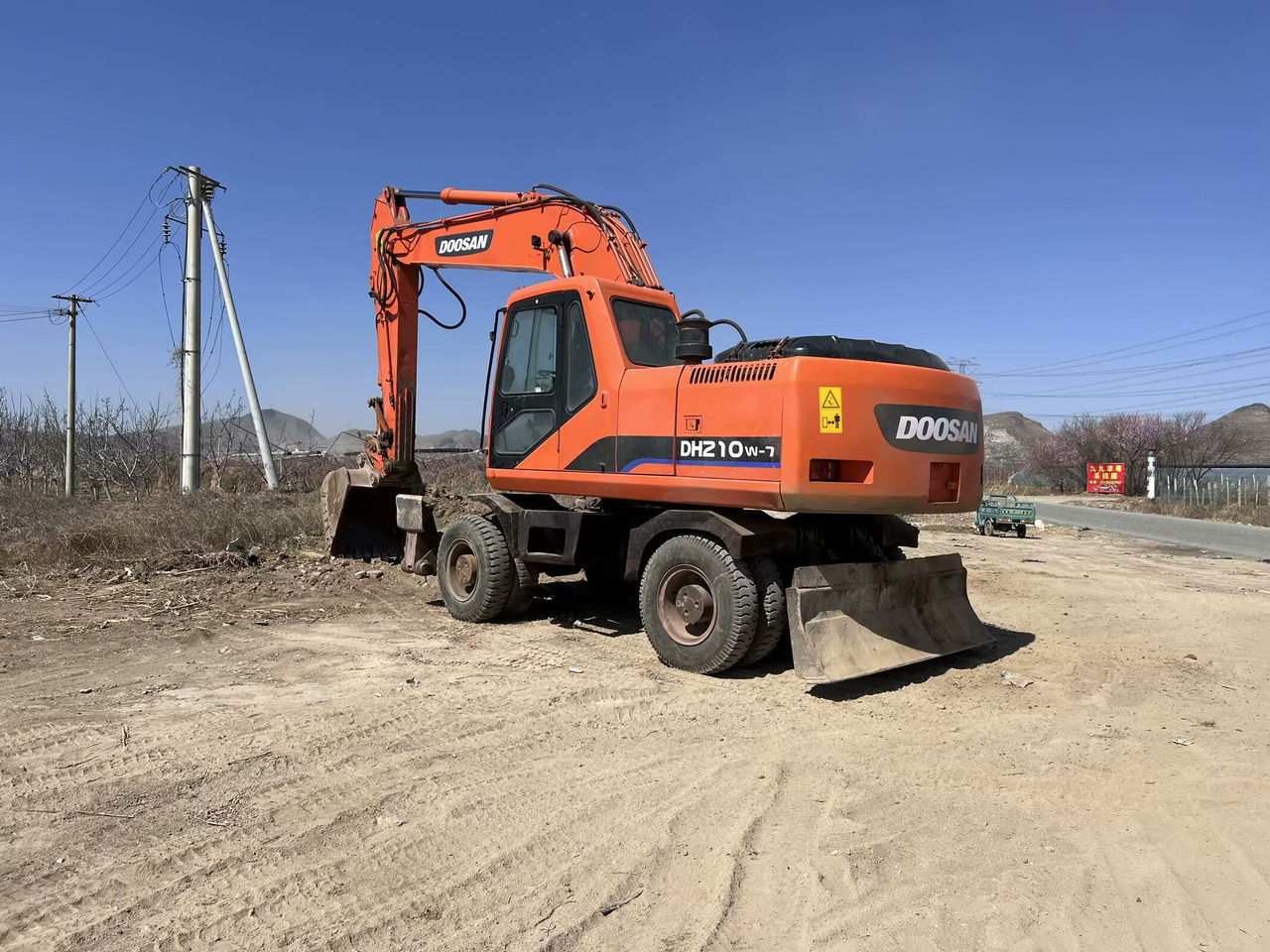 DOOSAN 210w - Ratinis ekskavatorius: foto 3 DOOSAN 210w - Ratinis ekskavatorius: foto 3