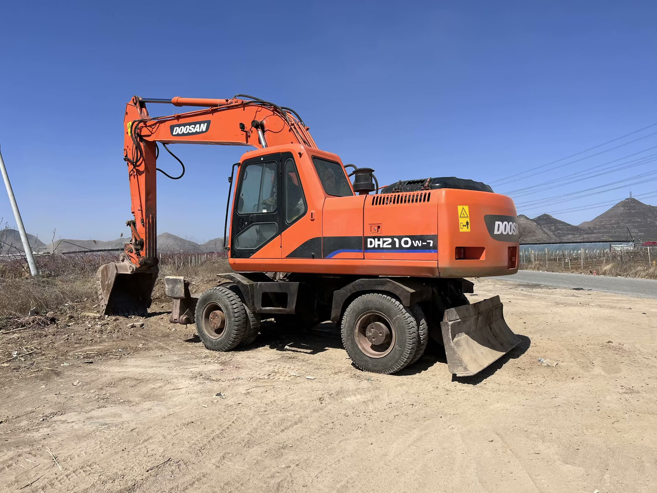 DOOSAN 210w - Ratinis ekskavatorius: foto 1 DOOSAN 210w - Ratinis ekskavatorius: foto 1