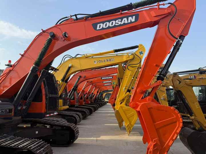Original Used DOOSAN DX300LC-9C Excavator 30 Ton Large Excavator Digger With Cheap Price,certified by EPA and CE DOOSAN ENGINE. - Vikšrinis ekskavatorius: foto 3 Original Used DOOSAN DX300LC-9C Excavator 30 Ton Large Excavator Digger With Cheap Price,certified by EPA and CE DOOSAN ENGINE. - Vikšrinis ekskavatorius: foto 3