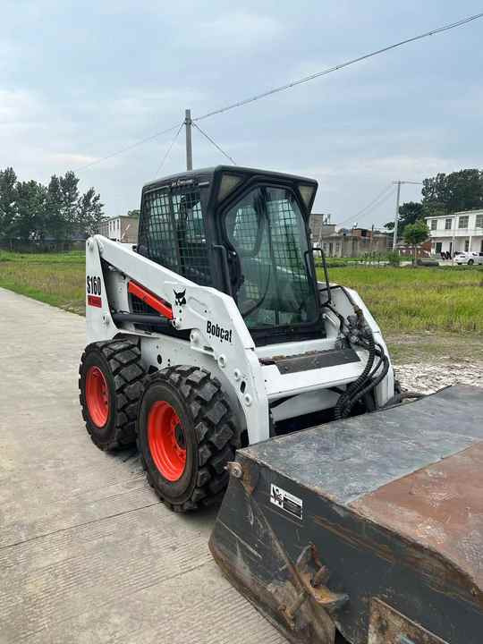 USED BOBCAT S160 Skid-steer Loader Bobcat S160 Carry Sweeper with Very Good Performance Is for Sale at a Low Price. - Mini krautuvas: foto 2 USED BOBCAT S160 Skid-steer Loader Bobcat S160 Carry Sweeper with Very Good Performance Is for Sale at a Low Price. - Mini krautuvas: foto 2