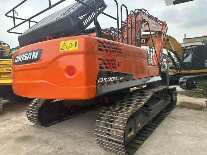 Used Digger DOOSAN DX300 Construction Machinery Construction Digger Used DOOSAN DX300 Cheap Excavator - Vikšrinis ekskavatorius: foto 2 Used Digger DOOSAN DX300 Construction Machinery Construction Digger Used DOOSAN DX300 Cheap Excavator - Vikšrinis ekskavatorius: foto 2