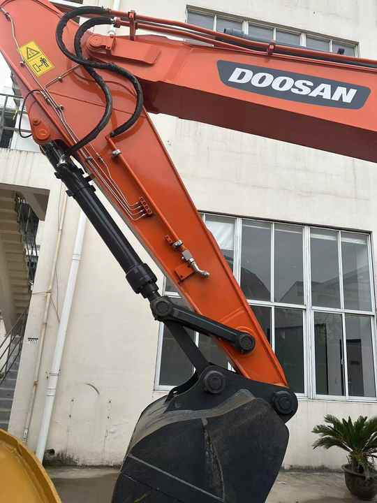 Used Digger DOOSAN DX300 Construction Machinery Construction Digger Used DOOSAN DX300 Cheap Excavator - Vikšrinis ekskavatorius: foto 5 Used Digger DOOSAN DX300 Construction Machinery Construction Digger Used DOOSAN DX300 Cheap Excavator - Vikšrinis ekskavatorius: foto 5