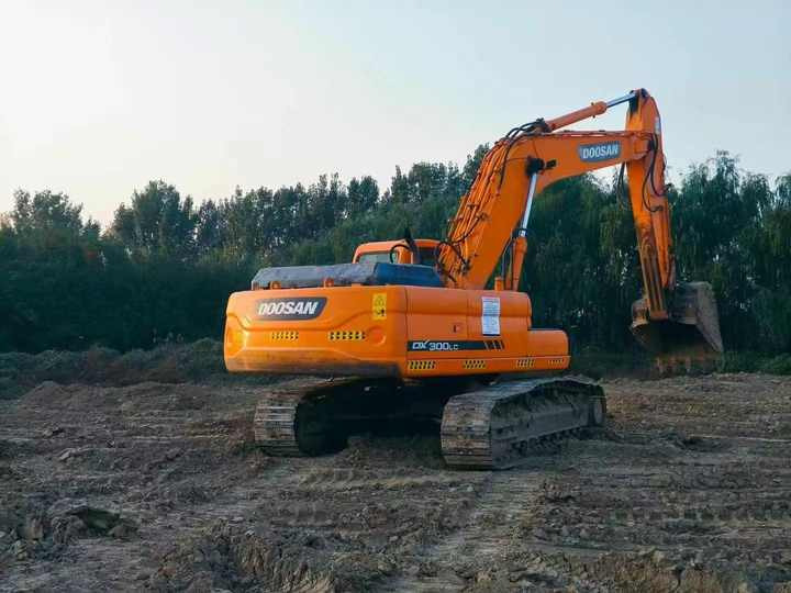 Used Doosan Dx300LC Model Excavator Second Hand Machine Popular Brand Korean Doosan Hydraulic Machinery - Vikšrinis ekskavatorius: foto 4 Used Doosan Dx300LC Model Excavator Second Hand Machine Popular Brand Korean Doosan Hydraulic Machinery - Vikšrinis ekskavatorius: foto 4