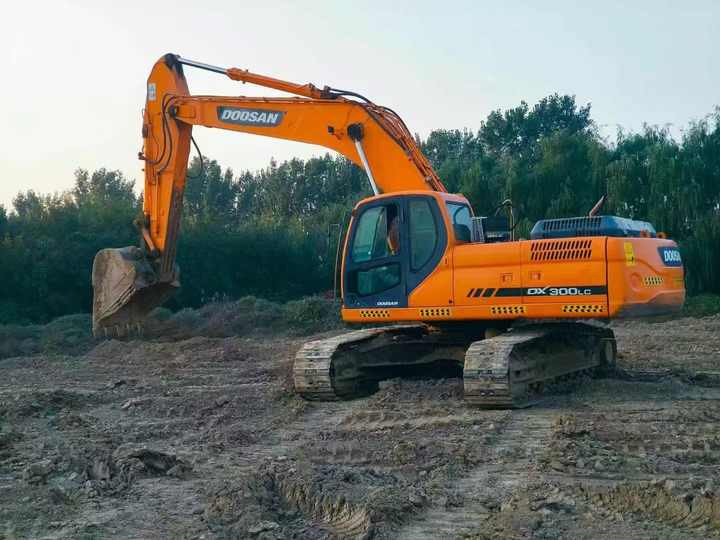 Used Doosan Dx300LC Model Excavator Second Hand Machine Popular Brand Korean Doosan Hydraulic Machinery - Vikšrinis ekskavatorius: foto 2 Used Doosan Dx300LC Model Excavator Second Hand Machine Popular Brand Korean Doosan Hydraulic Machinery - Vikšrinis ekskavatorius: foto 2