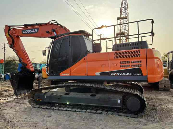Used Excavator Doosan DX300 Excavators Mini Equipment Earth Moving Machinery Doosan Digger Excavator for Sale - Vikšrinis ekskavatorius: foto 5 Used Excavator Doosan DX300 Excavators Mini Equipment Earth Moving Machinery Doosan Digger Excavator for Sale - Vikšrinis ekskavatorius: foto 5