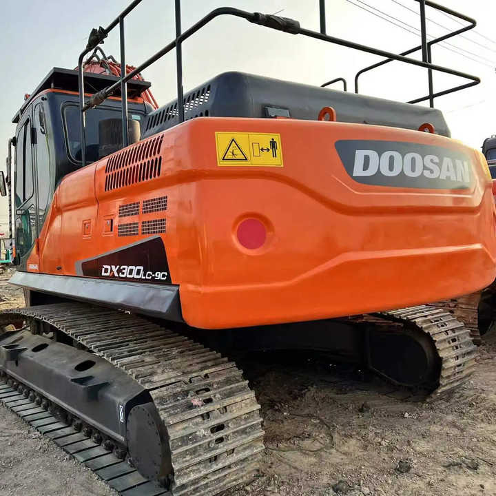 Used Excavator Doosan DX300 Excavators Mini Equipment Earth Moving Machinery Doosan Digger Excavator for Sale - Vikšrinis ekskavatorius: foto 3 Used Excavator Doosan DX300 Excavators Mini Equipment Earth Moving Machinery Doosan Digger Excavator for Sale - Vikšrinis ekskavatorius: foto 3