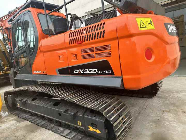 Used Excavator Doosan DX300 Excavators Mini Equipment Earth Moving Machinery Doosan Digger Excavator for Sale - Vikšrinis ekskavatorius: foto 3 Used Excavator Doosan DX300 Excavators Mini Equipment Earth Moving Machinery Doosan Digger Excavator for Sale - Vikšrinis ekskavatorius: foto 3