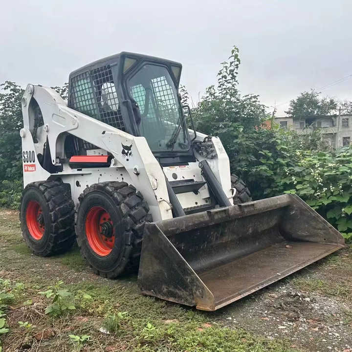 Second Hand BOBCAT S300 Skid-steer Loader with Very Good Performance Is for Sale at a Low Price - Mini krautuvas: foto 1 Second Hand BOBCAT S300 Skid-steer Loader with Very Good Performance Is for Sale at a Low Price - Mini krautuvas: foto 1