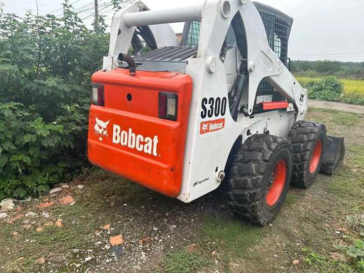 Second Hand BOBCAT S300 Skid-steer Loader with Very Good Performance Is for Sale at a Low Price - Mini krautuvas: foto 5 Second Hand BOBCAT S300 Skid-steer Loader with Very Good Performance Is for Sale at a Low Price - Mini krautuvas: foto 5