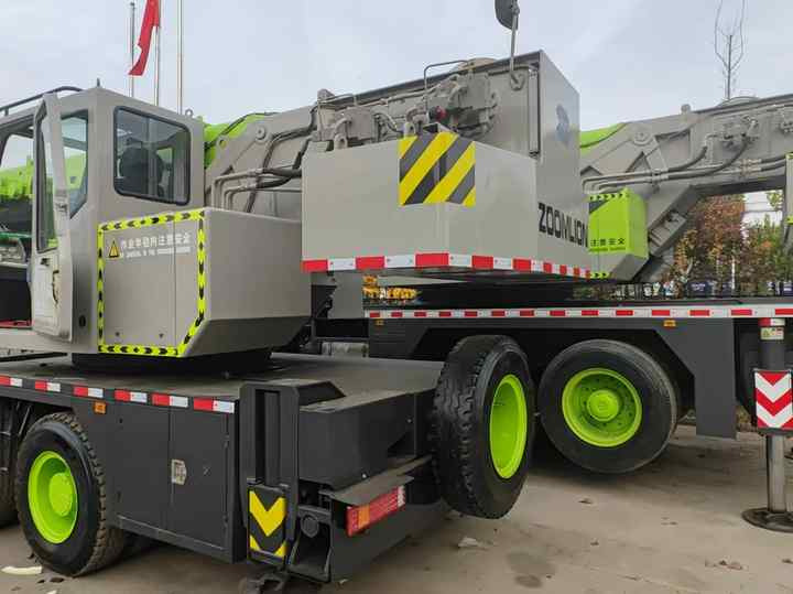 Second Hand ZOOMLION 25 Ton ZTC250V531 30 Ton ZTC300V532 70 Ton ZTC700H6 Hydraulmic Mobile Truck Crane on Sale - Autokranas: foto 5 Second Hand ZOOMLION 25 Ton ZTC250V531 30 Ton ZTC300V532 70 Ton ZTC700H6 Hydraulmic Mobile Truck Crane on Sale - Autokranas: foto 5