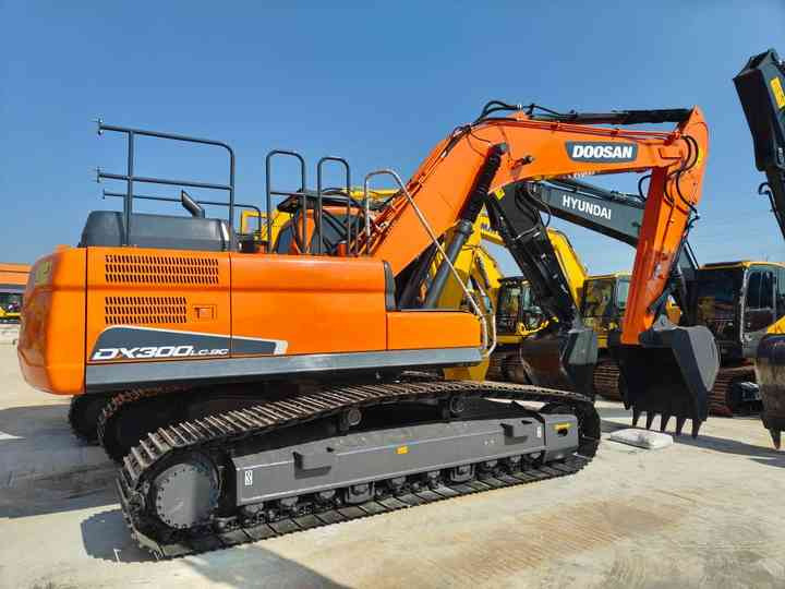 Used Doosan DX300, its original quality has withstood the test. It offers high - efficiency operation at a lower cost.Hard work. - Vikšrinis ekskavatorius: foto 4 Used Doosan DX300, its original quality has withstood the test. It offers high - efficiency operation at a lower cost.Hard work. - Vikšrinis ekskavatorius: foto 4