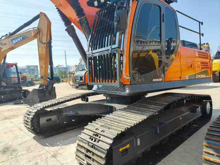 Used Doosan DX300, its original quality has withstood the test. It offers high - efficiency operation at a lower cost.Hard work. - Vikšrinis ekskavatorius: foto 2 Used Doosan DX300, its original quality has withstood the test. It offers high - efficiency operation at a lower cost.Hard work. - Vikšrinis ekskavatorius: foto 2