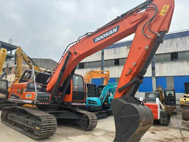 Used Excavator Doosan DX225LC-9 Excavators Mini Equipment Earth Moving Machinery Doosan Digger Excavator for Sale - Vikšrinis ekskavatorius: foto 2 Used Excavator Doosan DX225LC-9 Excavators Mini Equipment Earth Moving Machinery Doosan Digger Excavator for Sale - Vikšrinis ekskavatorius: foto 2