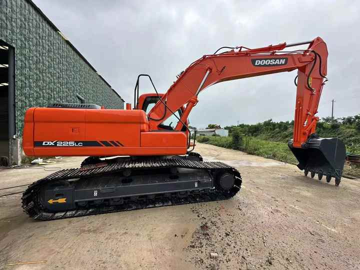 Used Excavator Doosan DX225LC-9 Excavators Mini Equipment Earth Moving Machinery Doosan Digger Excavator for Sale - Ekskavatorius: foto 4 Used Excavator Doosan DX225LC-9 Excavators Mini Equipment Earth Moving Machinery Doosan Digger Excavator for Sale - Ekskavatorius: foto 4
