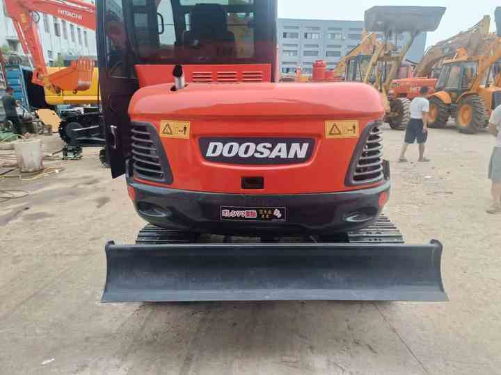 Used Mini Excavator DX55-9C Doosan Excavator 5 Tonnes High Performance Low Price for Sale Dh55 Dh60 Dx55 Dx60 in Stock - Mini ekskavatorius: foto 4 Used Mini Excavator DX55-9C Doosan Excavator 5 Tonnes High Performance Low Price for Sale Dh55 Dh60 Dx55 Dx60 in Stock - Mini ekskavatorius: foto 4