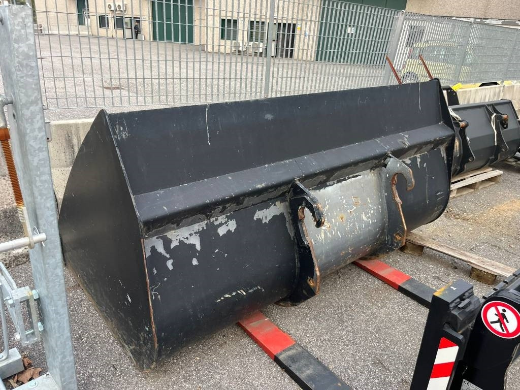 New Holland LM 430 - Teleskopinis krautuvas: foto 5 New Holland LM 430 - Teleskopinis krautuvas: foto 5