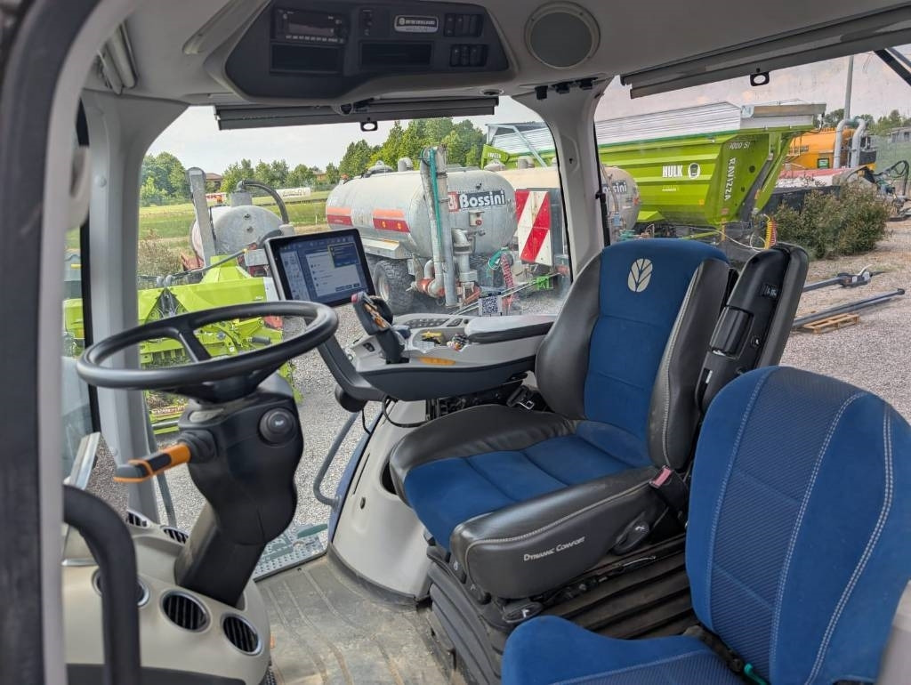 New Holland T 8.380 - Traktorius: foto 5 New Holland T 8.380 - Traktorius: foto 5