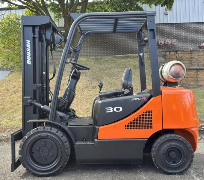 Doosan Chariot élévateur 3t gaz DOOSAN fenwick - Dujinis krautuvas: foto 1 Doosan Chariot élévateur 3t gaz DOOSAN fenwick - Dujinis krautuvas: foto 1