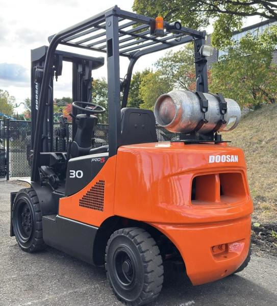 Doosan Chariot élévateur 3t gaz DOOSAN fenwick - Dujinis krautuvas: foto 2 Doosan Chariot élévateur 3t gaz DOOSAN fenwick - Dujinis krautuvas: foto 2