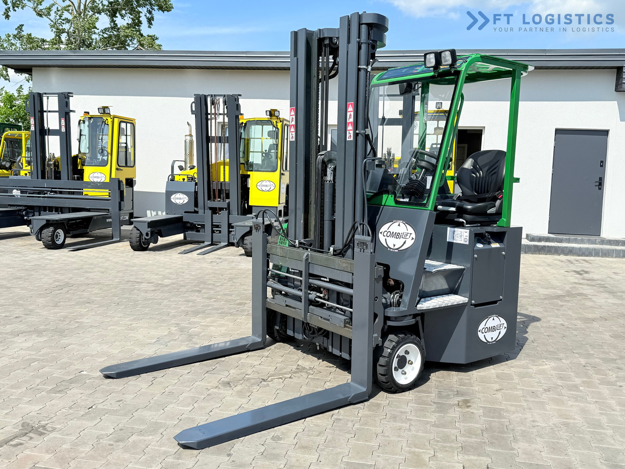 COMBILIFT CB2500 / DIESEL / EXTENDABLE FORKS / TRIPLEX / 5500MM / FREE LIFT / SIDE SHIFT / FORK POSITIONER / LIKE NEW - Šakinis krautuvas su privažiavimu iš keturių pusių: foto 1 COMBILIFT CB2500 / DIESEL / EXTENDABLE FORKS / TRIPLEX / 5500MM / FREE LIFT / SIDE SHIFT / FORK POSITIONER / LIKE NEW - Šakinis krautuvas su privažiavimu iš keturių pusių: foto 1