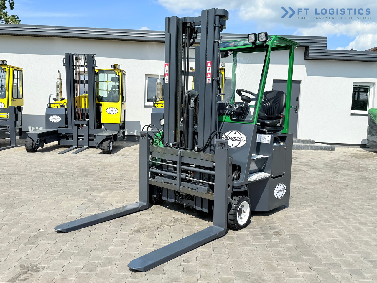 COMBILIFT CB2500 / DIESEL / EXTENDABLE FORKS / TRIPLEX / 5500MM / FREE LIFT / SIDE SHIFT / FORK POSITIONER / LIKE NEW - Šakinis krautuvas su privažiavimu iš keturių pusių: foto 2 COMBILIFT CB2500 / DIESEL / EXTENDABLE FORKS / TRIPLEX / 5500MM / FREE LIFT / SIDE SHIFT / FORK POSITIONER / LIKE NEW - Šakinis krautuvas su privažiavimu iš keturių pusių: foto 2
