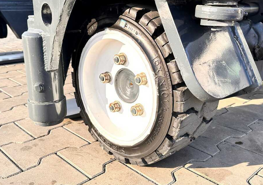 Combilift C3000 / DUPLEX / 4100MM / LPG / FREE LIFT / LIKE NEW - Šakinis krautuvas su privažiavimu iš keturių pusių: foto 4 Combilift C3000 / DUPLEX / 4100MM / LPG / FREE LIFT / LIKE NEW - Šakinis krautuvas su privažiavimu iš keturių pusių: foto 4