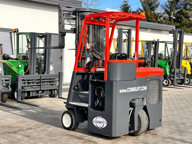Combilift C3000CB / LPG / TRIPLEX / 5500MM / FREE LIFT / FORK SHIFT / POSITIONER C3000CB / LPG / TRIPLEX / 5500MM / FREE LIFT / FORK SHIFT - Šakinis krautuvas su privažiavimu iš keturių pusių: foto 3 Combilift C3000CB / LPG / TRIPLEX / 5500MM / FREE LIFT / FORK SHIFT / POSITIONER C3000CB / LPG / TRIPLEX / 5500MM / FREE LIFT / FORK SHIFT - Šakinis krautuvas su privažiavimu iš keturių pusių: foto 3