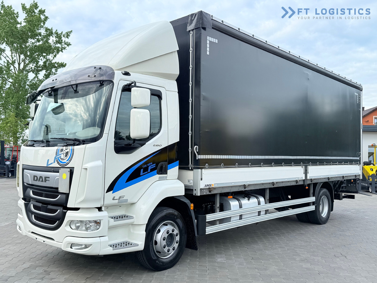 DAF LF 260 FA / AUTOMATIC / 9,255 kg PAYLOAD / 4x2 / 18 PALLETS / TAIL LIFT / SIDE BOARDS / EXCELLENT CONDITION! - Tentinis sunkvežimis: foto 1 DAF LF 260 FA / AUTOMATIC / 9,255 kg PAYLOAD / 4x2 / 18 PALLETS / TAIL LIFT / SIDE BOARDS / EXCELLENT CONDITION! - Tentinis sunkvežimis: foto 1