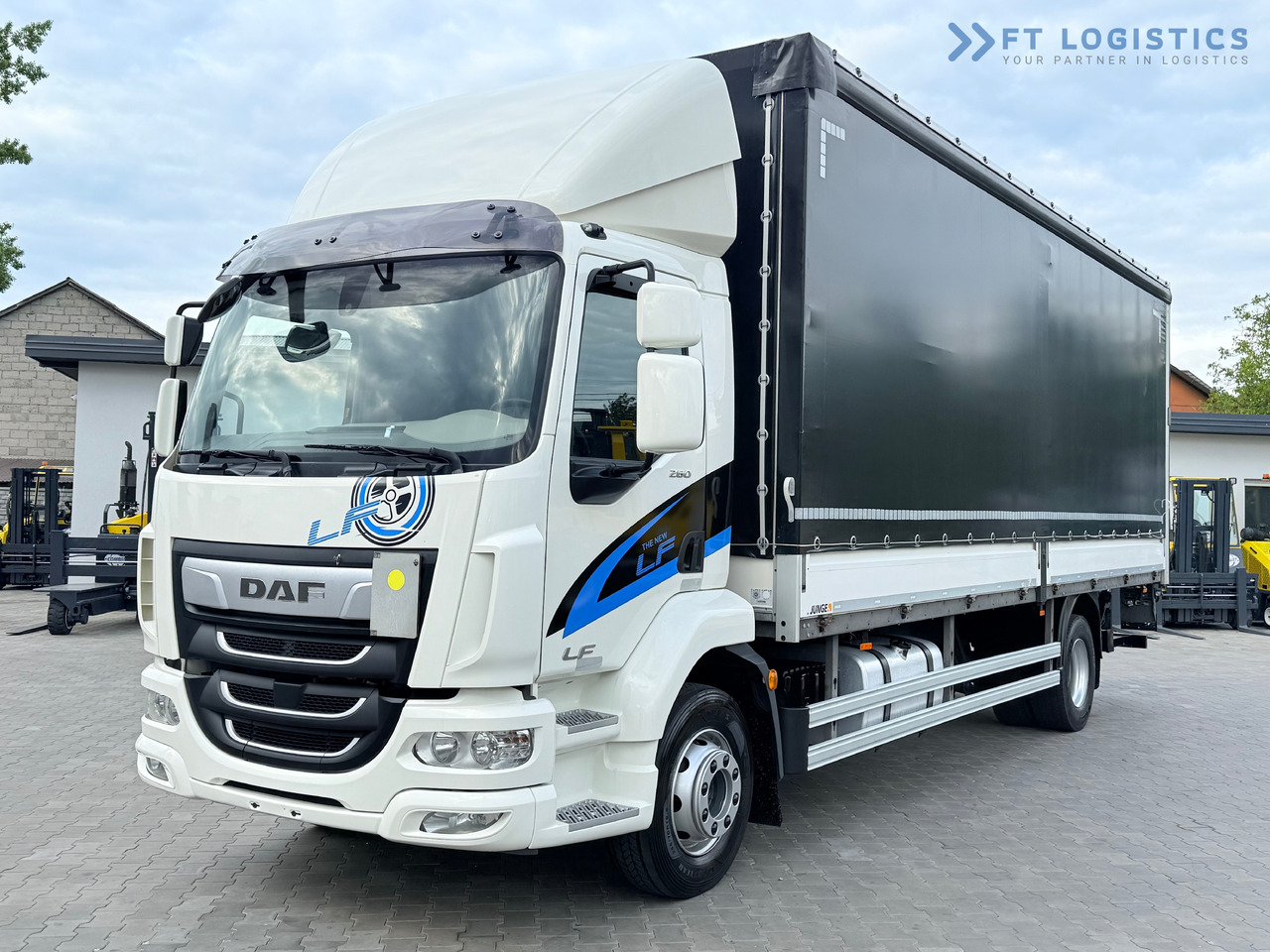 DAF LF 260 FA / AUTOMATIC / 9,255 kg PAYLOAD / 4x2 / 18 PALLETS / TAIL LIFT / SIDE BOARDS / EXCELLENT CONDITION! - Tentinis sunkvežimis: foto 2 DAF LF 260 FA / AUTOMATIC / 9,255 kg PAYLOAD / 4x2 / 18 PALLETS / TAIL LIFT / SIDE BOARDS / EXCELLENT CONDITION! - Tentinis sunkvežimis: foto 2