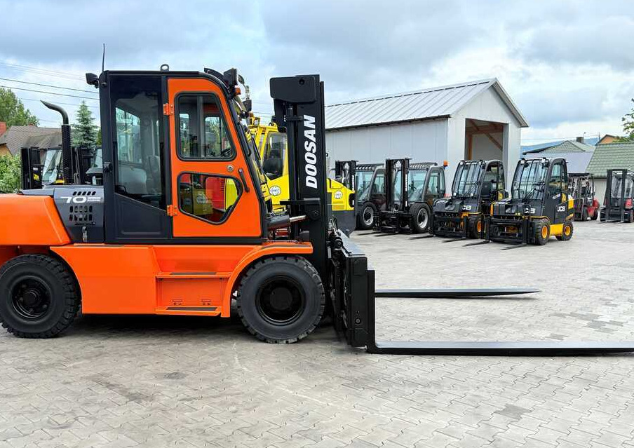 Doosan DOOSAN / DUPLEX 3000MM / SIDE SHIFT / FORK POSITIONER / 2500MM FORKS / 7000KG / CABIN / LIKE NEW - Dyzelinis krautuvas: foto 4 Doosan DOOSAN / DUPLEX 3000MM / SIDE SHIFT / FORK POSITIONER / 2500MM FORKS / 7000KG / CABIN / LIKE NEW - Dyzelinis krautuvas: foto 4