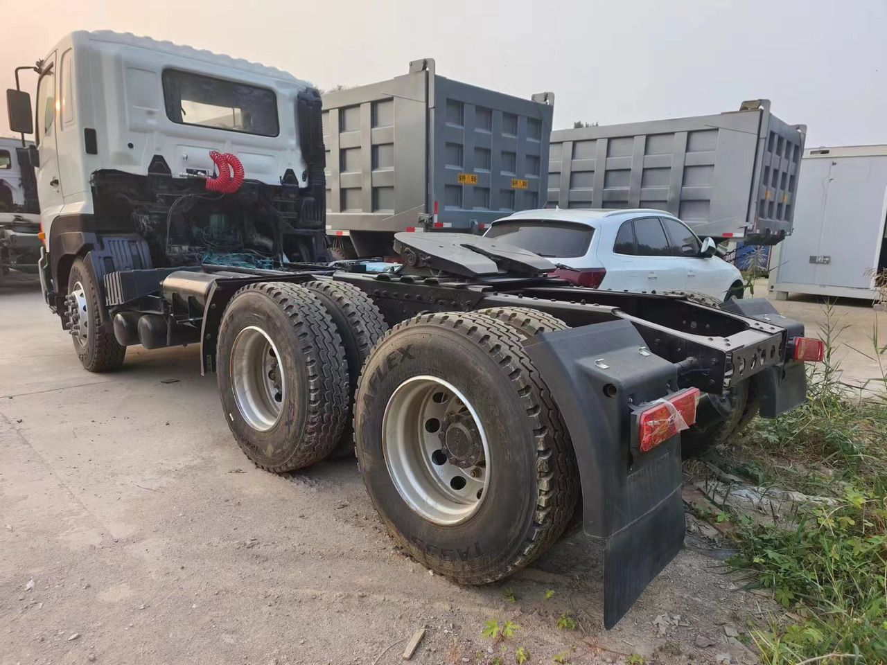 HINO HINO 700 - Vilkikas: foto 1 HINO HINO 700 - Vilkikas: foto 1