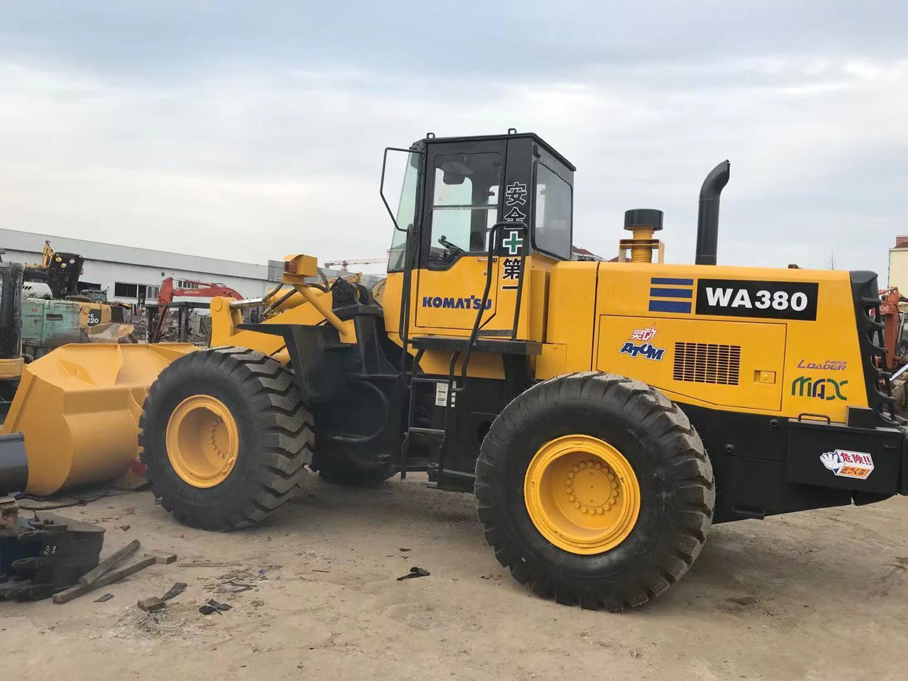 BACKHOE LOADER Certified Pre-Owned Komatsu WA380-3 | Heavy-Duty Loader for Mining/ Construction - Price Negotiable! - Ratinis krautuvas: foto 4 BACKHOE LOADER Certified Pre-Owned Komatsu WA380-3 | Heavy-Duty Loader for Mining/ Construction - Price Negotiable! - Ratinis krautuvas: foto 4
