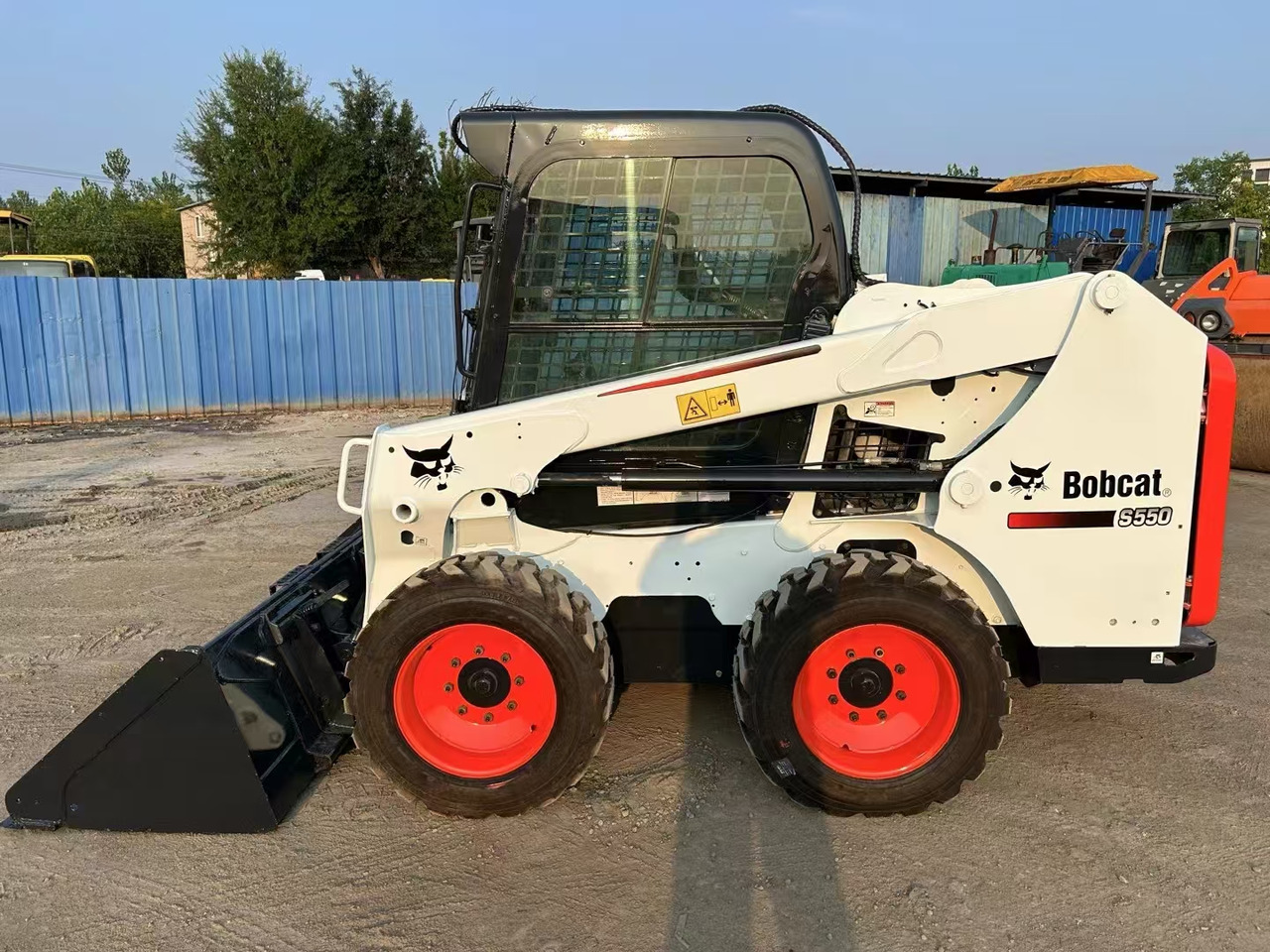 BOBCAT High Performance Low Hours Excellent Condition Reliable Second Hand Bobcat S550 Skid Steer Loader in Stock for Sale - Mini krautuvas: foto 2 BOBCAT High Performance Low Hours Excellent Condition Reliable Second Hand Bobcat S550 Skid Steer Loader in Stock for Sale - Mini krautuvas: foto 2