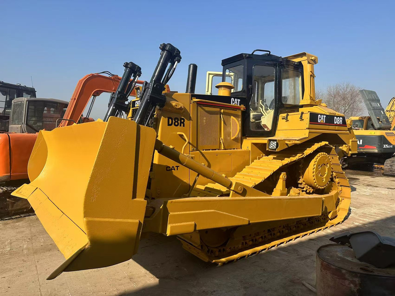 CATERPILLAR Used Bulldozer D8R Hotsale D6R D7G - Buldozeris: foto 1 CATERPILLAR Used Bulldozer D8R Hotsale D6R D7G - Buldozeris: foto 1