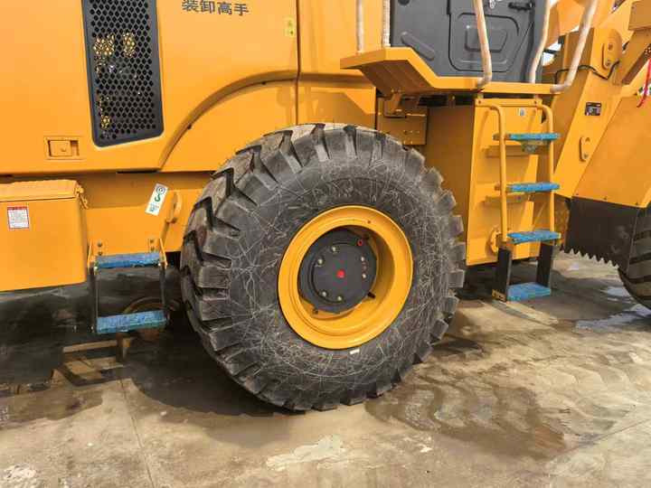 China Famous Brand LiuGong Medium-sized Wheel Loader LiuGong 856N Loader for Earthmoving, Mining, Construction for Sale - Ratinis krautuvas: foto 5 China Famous Brand LiuGong Medium-sized Wheel Loader LiuGong 856N Loader for Earthmoving, Mining, Construction for Sale - Ratinis krautuvas: foto 5