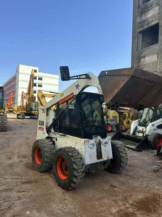 Second Hand BOBCAT S300 Skid-steer Loader with Very Good Performance Is for Sale at a Low Price - Mini krautuvas: foto 4 Second Hand BOBCAT S300 Skid-steer Loader with Very Good Performance Is for Sale at a Low Price - Mini krautuvas: foto 4