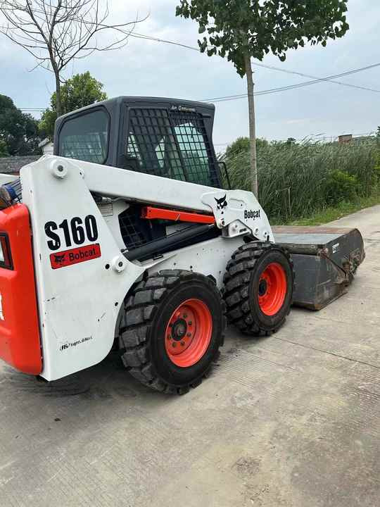 USED BOBCAT S160 Skid-steer Loader Bobcat S160 Carry Sweeper with Very Good Performance Is for Sale at a Low Price. - Mini krautuvas: foto 4 USED BOBCAT S160 Skid-steer Loader Bobcat S160 Carry Sweeper with Very Good Performance Is for Sale at a Low Price. - Mini krautuvas: foto 4