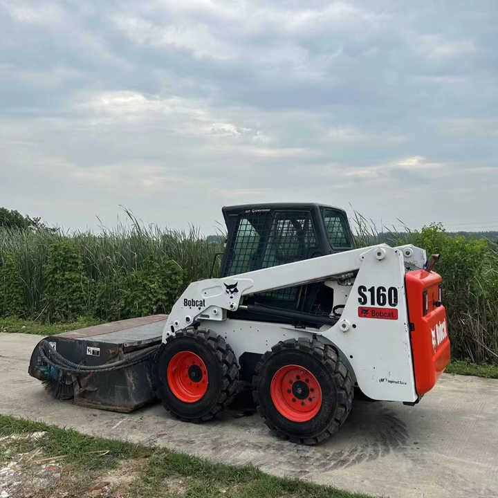 USED BOBCAT S160 Skid-steer Loader Bobcat S160 Carry Sweeper with Very Good Performance Is for Sale at a Low Price. - Mini krautuvas: foto 1 USED BOBCAT S160 Skid-steer Loader Bobcat S160 Carry Sweeper with Very Good Performance Is for Sale at a Low Price. - Mini krautuvas: foto 1