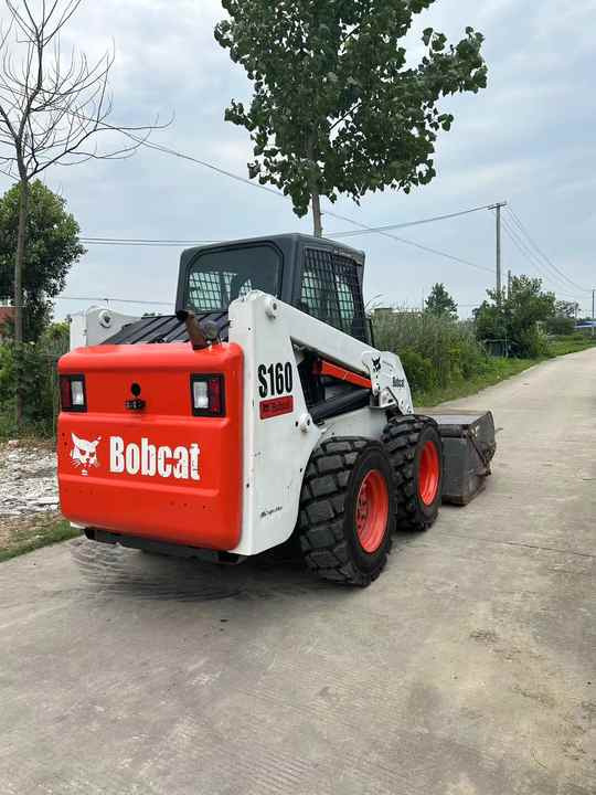 USED BOBCAT S160 Skid-steer Loader Bobcat S160 Carry Sweeper with Very Good Performance Is for Sale at a Low Price. - Mini krautuvas: foto 5 USED BOBCAT S160 Skid-steer Loader Bobcat S160 Carry Sweeper with Very Good Performance Is for Sale at a Low Price. - Mini krautuvas: foto 5