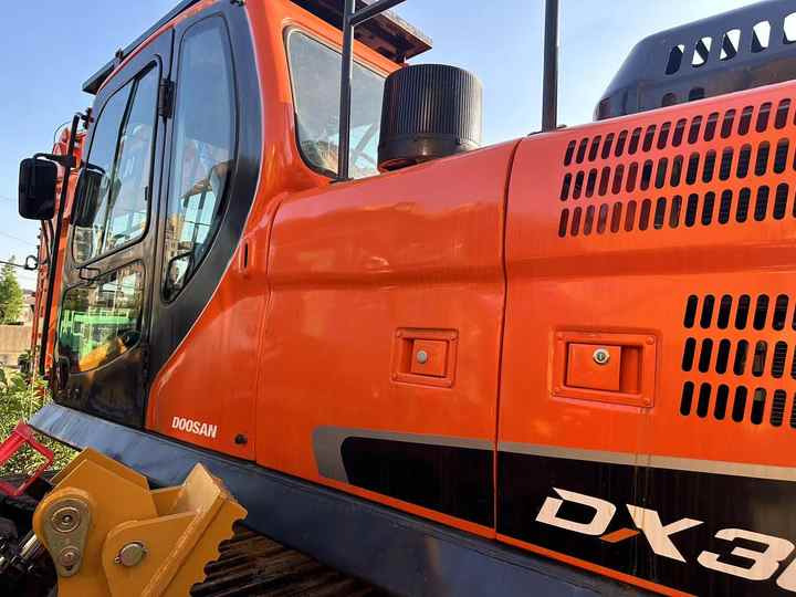 Used Digger DOOSAN DX300 Construction Machinery Construction Digger Used DOOSAN DX300 Cheap Excavator - Vikšrinis ekskavatorius: foto 2 Used Digger DOOSAN DX300 Construction Machinery Construction Digger Used DOOSAN DX300 Cheap Excavator - Vikšrinis ekskavatorius: foto 2