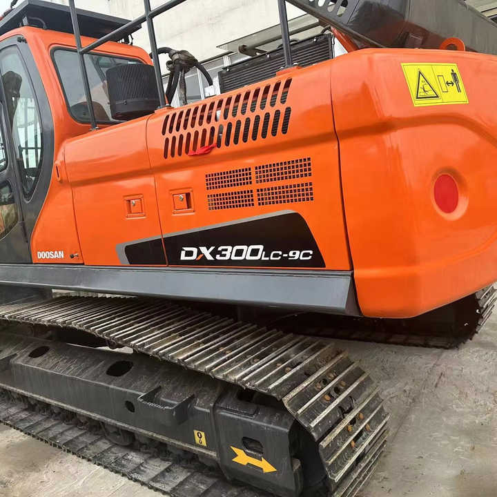 Used Digger DOOSAN DX300 Construction Machinery Construction Digger Used DOOSAN DX300 Cheap Excavator - Vikšrinis ekskavatorius: foto 1 Used Digger DOOSAN DX300 Construction Machinery Construction Digger Used DOOSAN DX300 Cheap Excavator - Vikšrinis ekskavatorius: foto 1