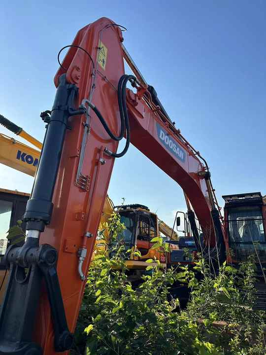 Used Digger DOOSAN DX300 Construction Machinery Construction Digger Used DOOSAN DX300 Cheap Excavator - Vikšrinis ekskavatorius: foto 5 Used Digger DOOSAN DX300 Construction Machinery Construction Digger Used DOOSAN DX300 Cheap Excavator - Vikšrinis ekskavatorius: foto 5