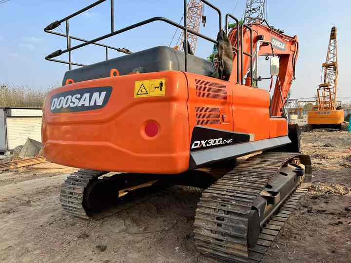 Used Digger DOOSAN DX300 Construction Machinery Construction Digger Used DOOSAN DX300 Cheap Excavator - Vikšrinis ekskavatorius: foto 3 Used Digger DOOSAN DX300 Construction Machinery Construction Digger Used DOOSAN DX300 Cheap Excavator - Vikšrinis ekskavatorius: foto 3