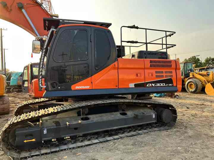 Used Digger DOOSAN DX300 Construction Machinery Construction Digger Used DOOSAN DX300 Cheap Excavator - Vikšrinis ekskavatorius: foto 2 Used Digger DOOSAN DX300 Construction Machinery Construction Digger Used DOOSAN DX300 Cheap Excavator - Vikšrinis ekskavatorius: foto 2