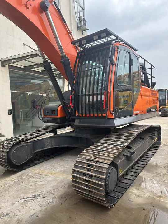 Used Digger DOOSAN DX300 Construction Machinery Construction Digger Used DOOSAN DX300 Cheap Excavator - Vikšrinis ekskavatorius: foto 4 Used Digger DOOSAN DX300 Construction Machinery Construction Digger Used DOOSAN DX300 Cheap Excavator - Vikšrinis ekskavatorius: foto 4