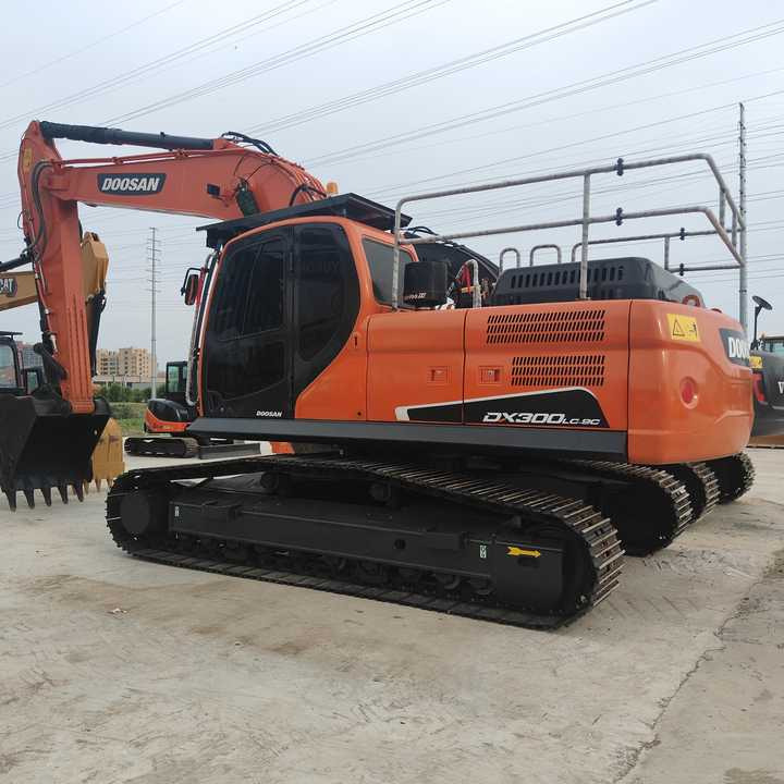 Used Digger DOOSAN DX300 Construction MachineryConstruction Digger Used DOOSAN DX300 Cheap Excavator - Vikšrinis ekskavatorius: foto 1 Used Digger DOOSAN DX300 Construction MachineryConstruction Digger Used DOOSAN DX300 Cheap Excavator - Vikšrinis ekskavatorius: foto 1